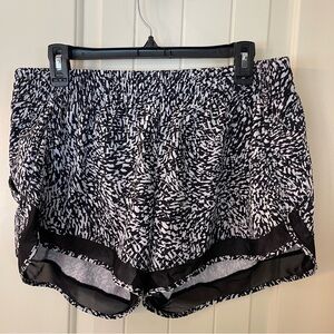 Athleta Mesh Racer Run 4” Short, Sz L, Black & white
